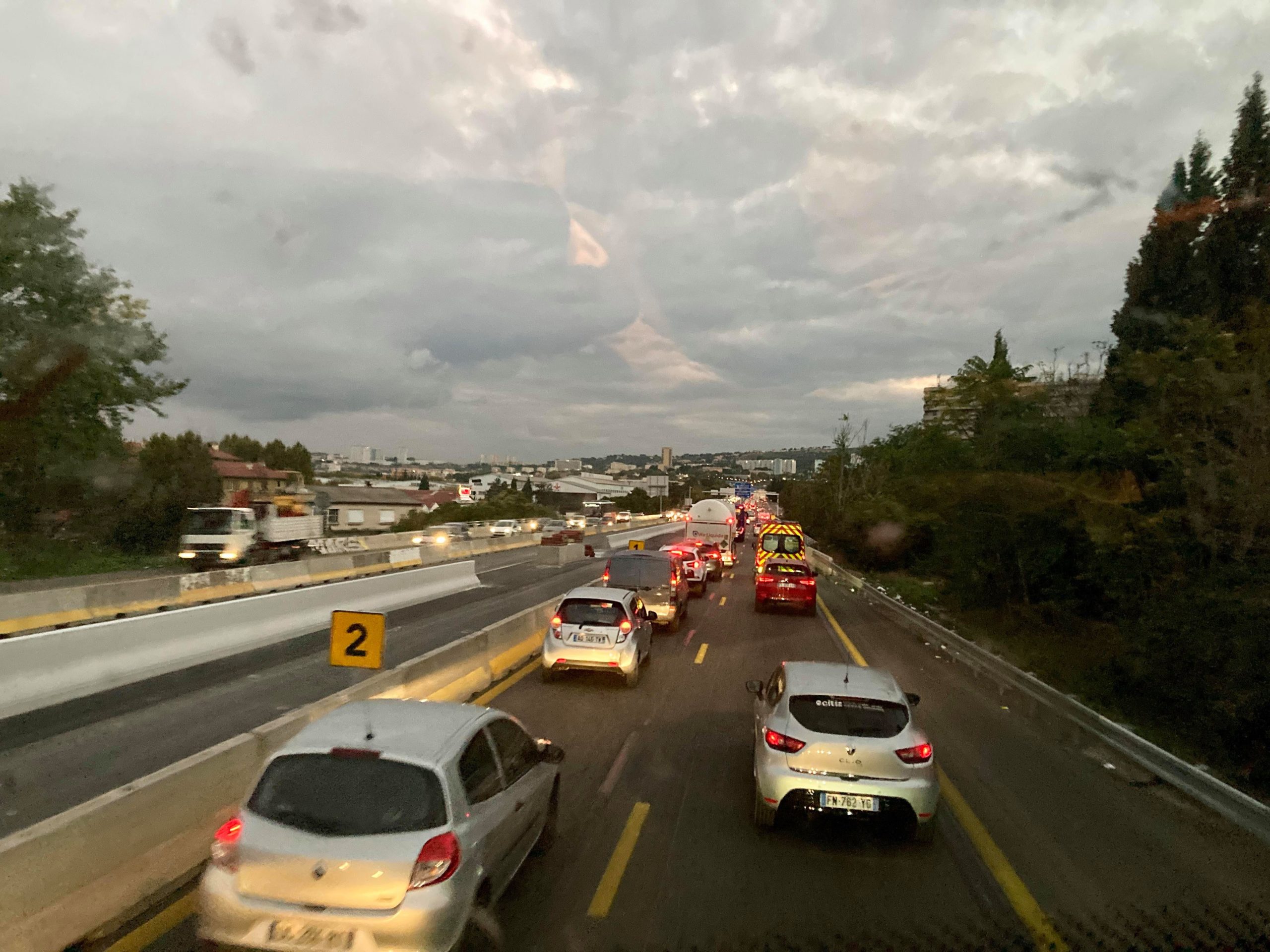 Récits d’interminables trajets en car entre Aix et Marseille