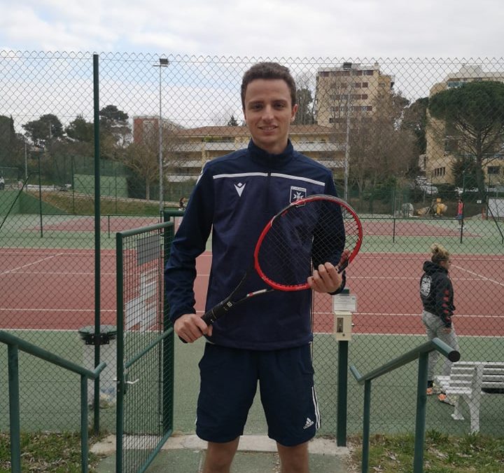 Raphael Hazan est heureux de jouer au tennis à la fac